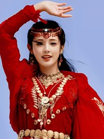 云之羽：倚栏听雨，情花依旧