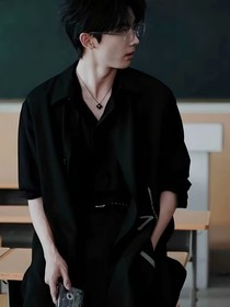 他带着光向我走来