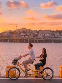 青伞映月，恰似故人